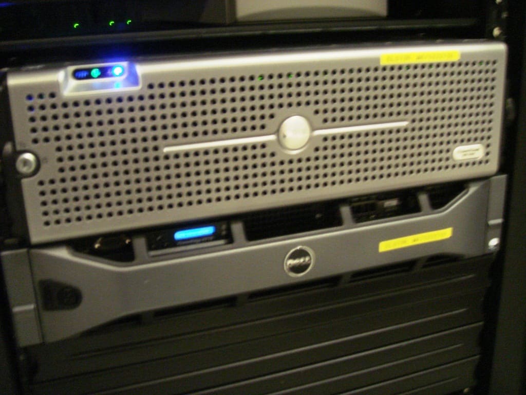 Frontales de dos servidores Dell montados en rack con embellecedor perforado y LEDs azules encendidos.