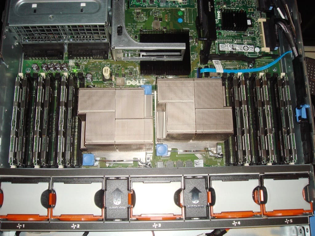 Interior de un servidor Dell abierto con dos disipadores, bancos de módulos DIMM y deflectores de aire.