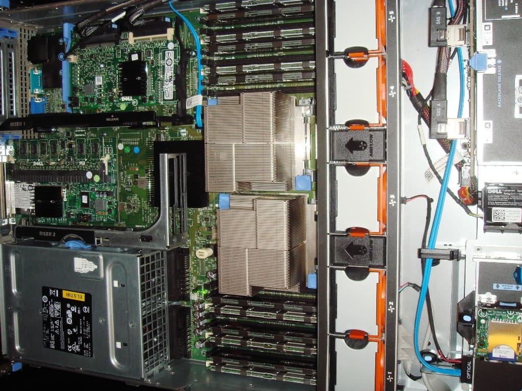 Interior de otro servidor Dell con risers, disipadores, ranuras de memoria y cableado SAS etiquetado ELSTIR.