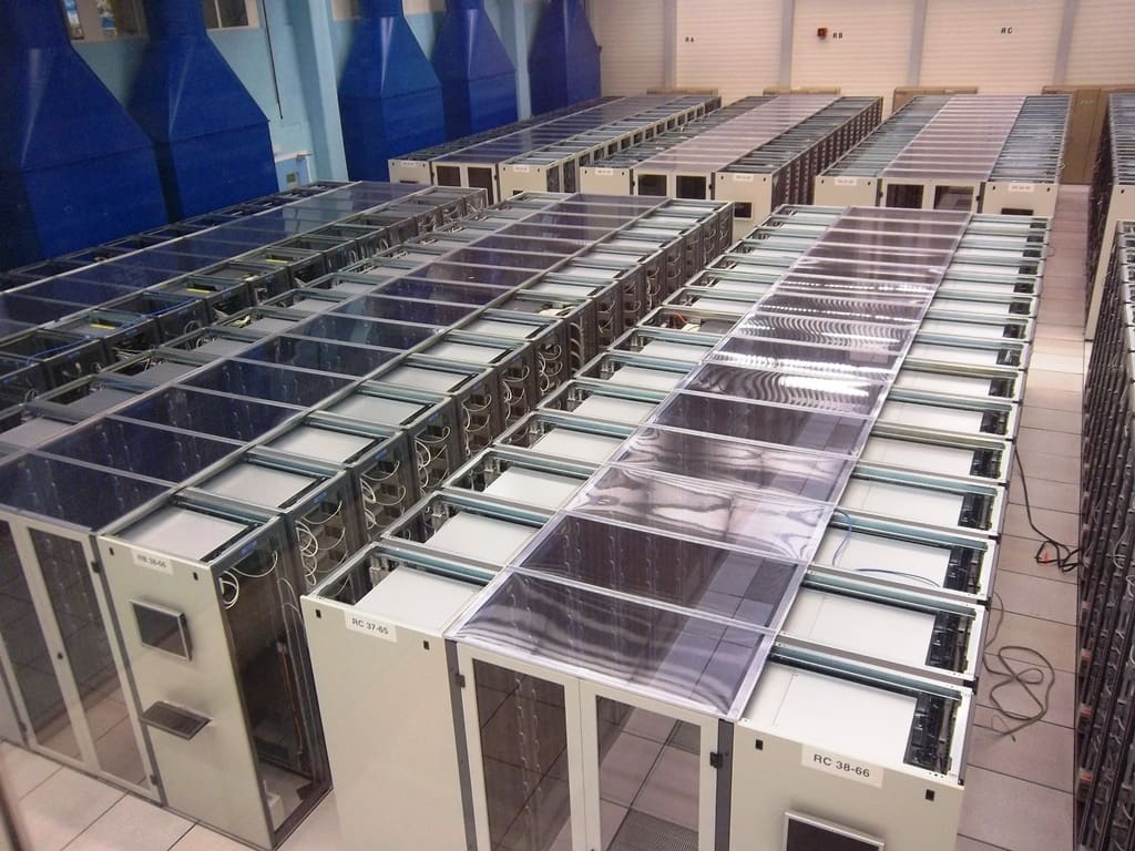 Vista cenital de hileras de armarios con tapas transparentes de contención de aire, etiquetas RC 37 y RC 38