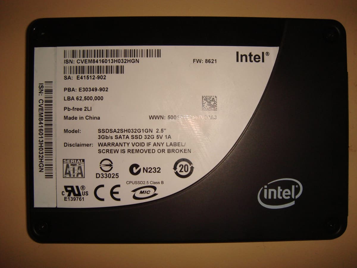 Etiqueta de un SSD Intel X25-E, modelo SSDSA2SH032G1GN, 32 GB SATA de 3 Gb/s.