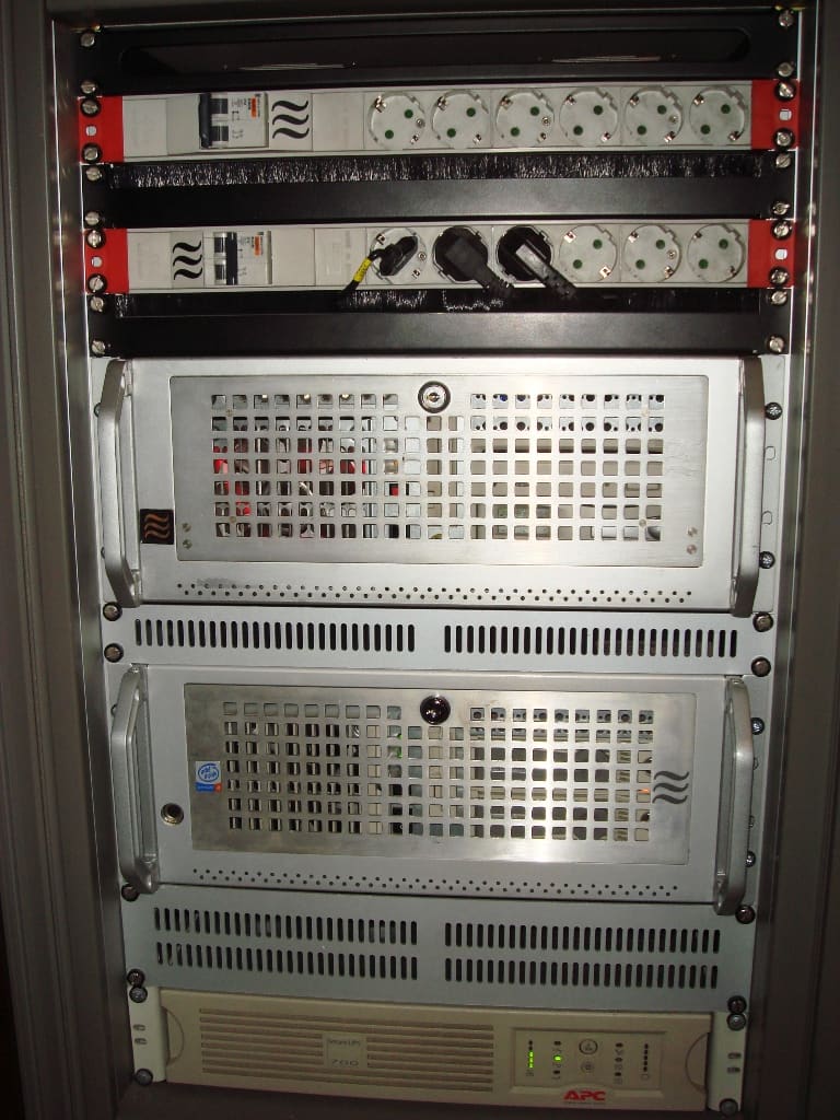 Frontal del rack de 19 pulgadas: regletas con magnetotérmicos y tomas Schuko, dos servidores perforados y un SAI APC