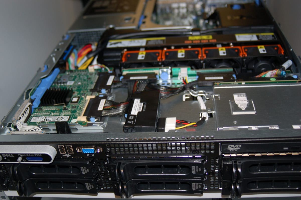 Servidor Dell PowerEdge 2950 abierto con frontal de puertos USB y VGA, DVD-ROM, bahías de discos y ventiladores naranja