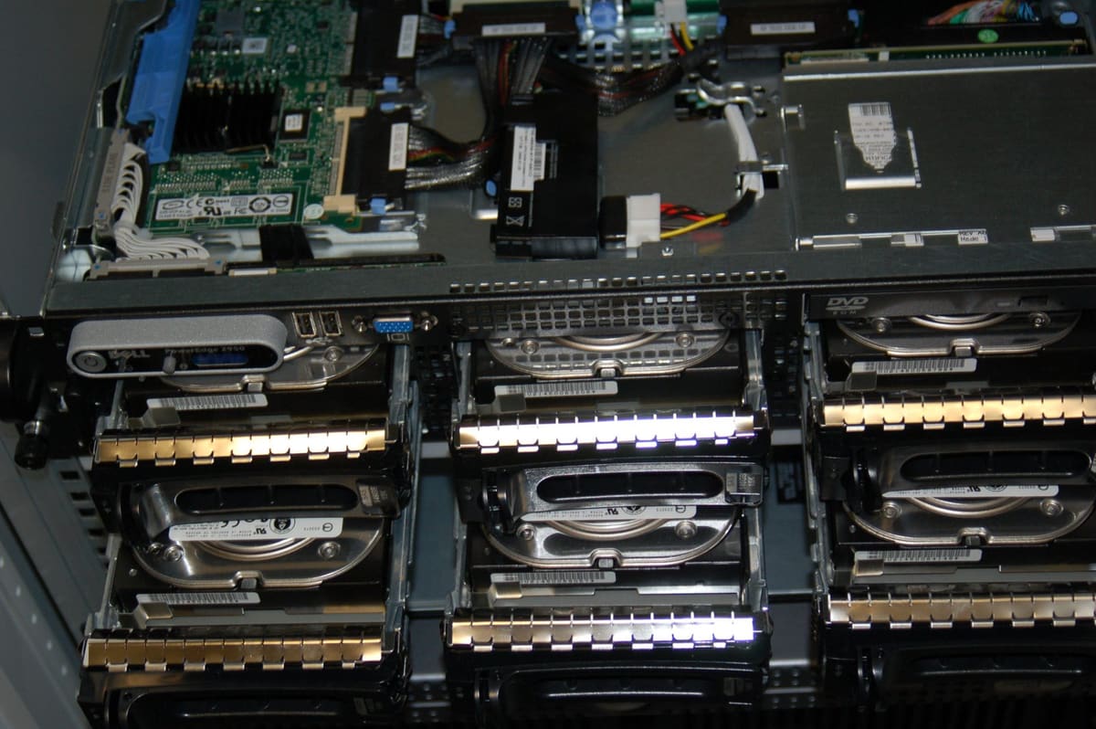 Vista cercana de seis bahías de discos hot-swap abiertas bajo el panel frontal del servidor Dell