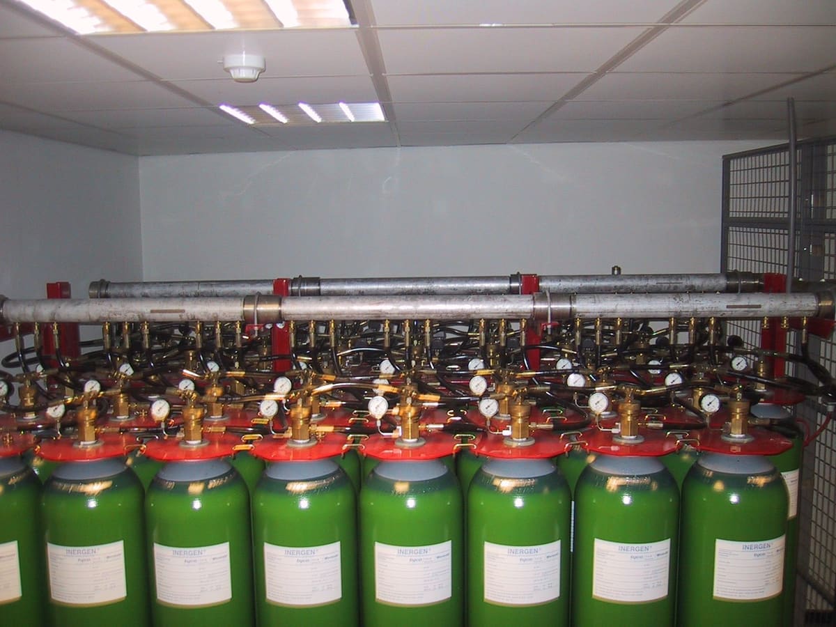 Batería de botellas verdes de gas extintor INERGEN con manómetros y colector para sistema contra incendios