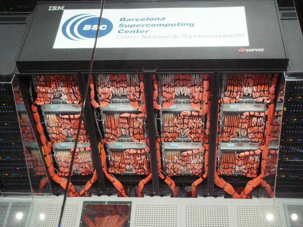 Armario IBM eServer con rótulo Barcelona Supercomputing Center y trasera de cableado naranja de red